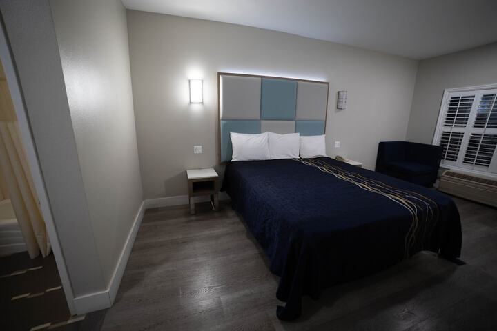 Deluxe King Bed (35 of 50)