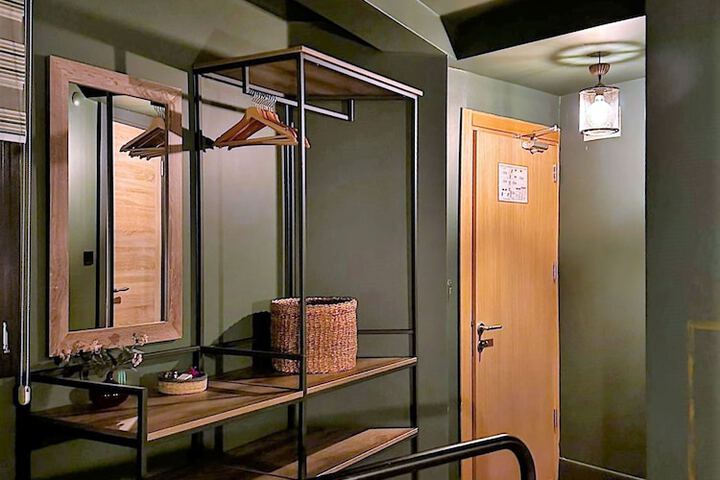 Room 27 of 58