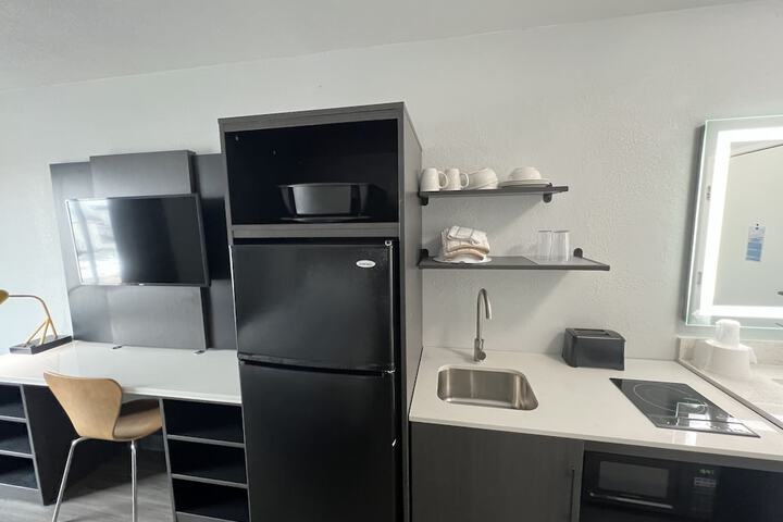 1 Queen Bed Kitchen (12 of 30)