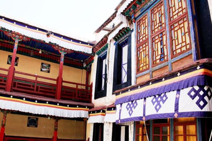 Hotel Exterior 14 of 40
