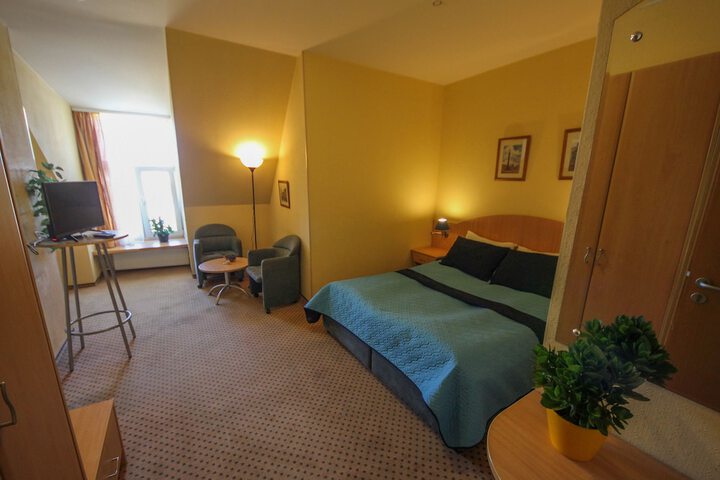 Room 27 of 72