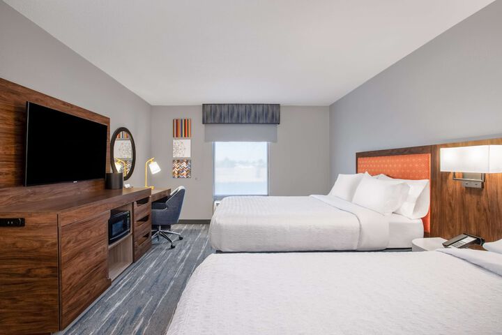 2 Queen Beds (7 of 8)