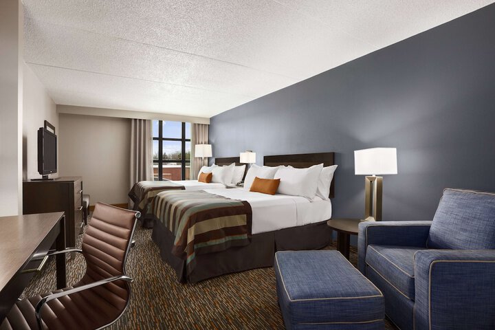 2 Queen Beds (8 of 10)