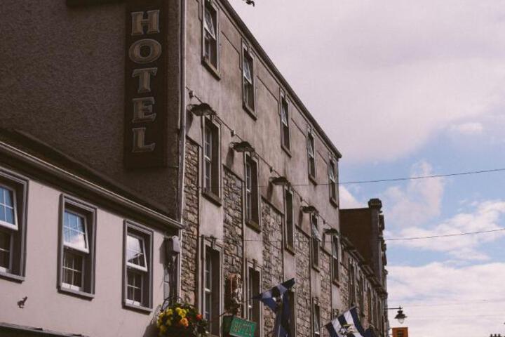The Farnham Arms Hotel