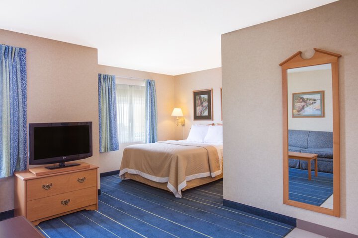 Efficiency Standard Room 1 Queen Bed (4 of 9)