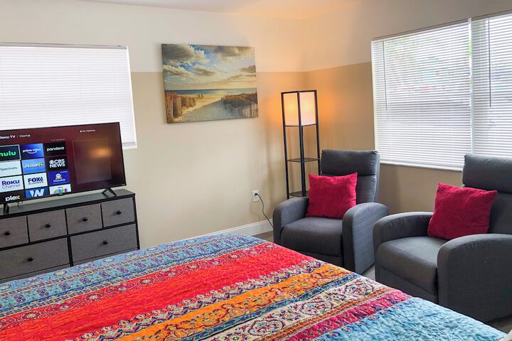 Studio Queen Bed Lakefront 1st Floor (18 of 20)