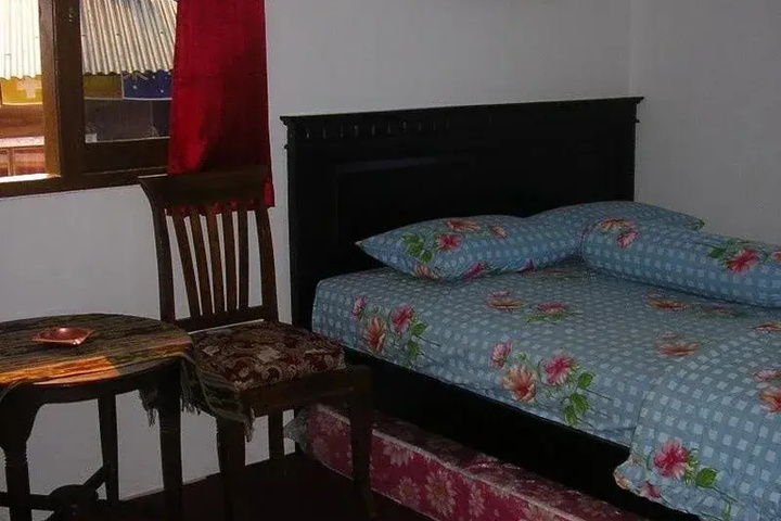 Room 4 of 8
