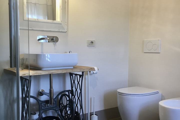 Room 3 of 115