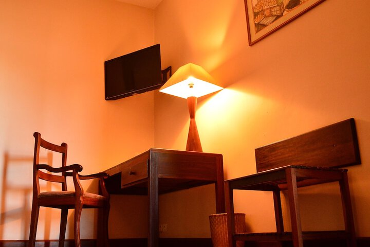 Room 6 of 100