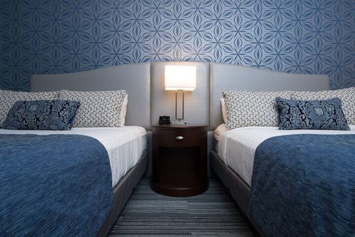 2 Queen Beds Refrigerator WiFi Full Breakfast (11 of 16)