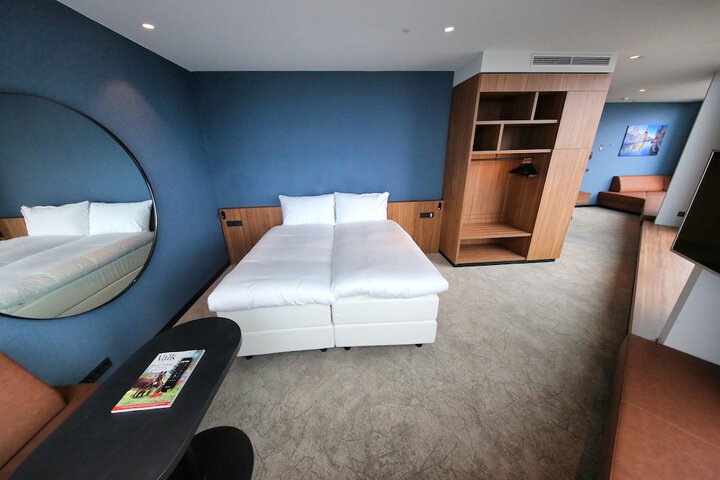 Room 9 of 77