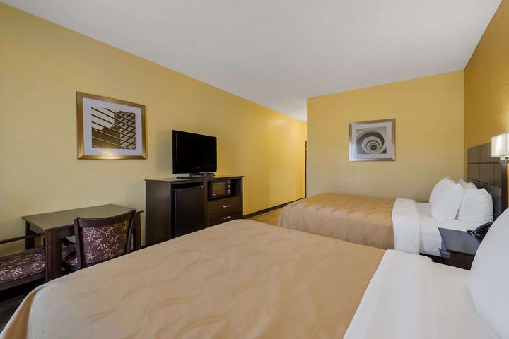 2 Queen Beds (5 of 9)