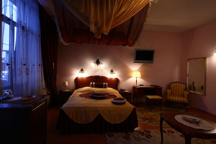 Room 18 of 33