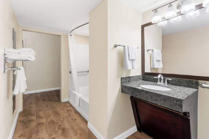 1 King Bed Microwave and Refrigerator WiFi Full Breakfast (3 of 9)