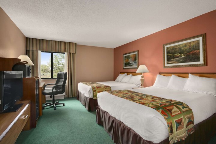 2 Queen Beds (8 of 8)