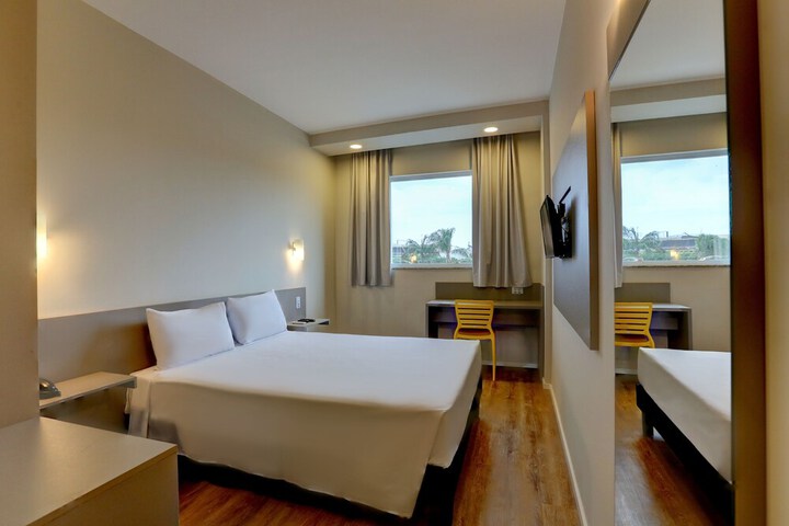 Room 8 of 16