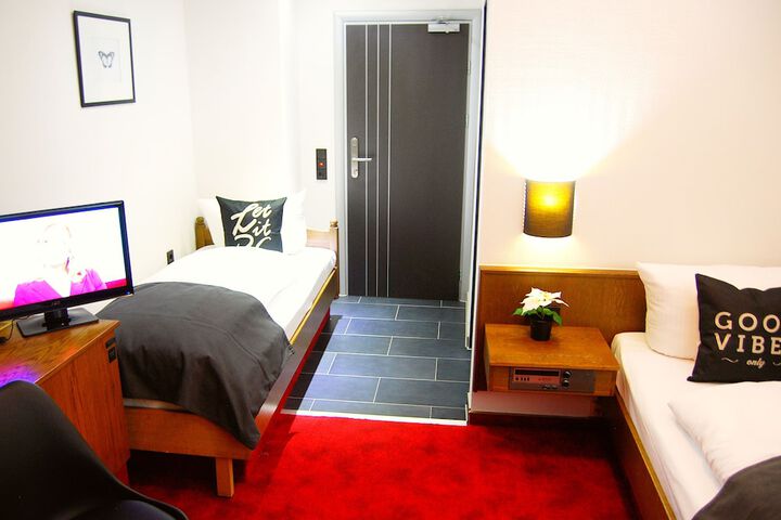 Room 7 of 42