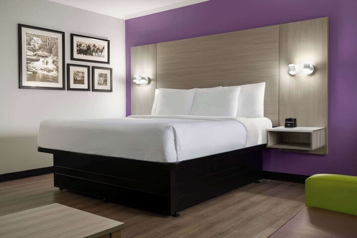 1 King Bed (3 of 5)