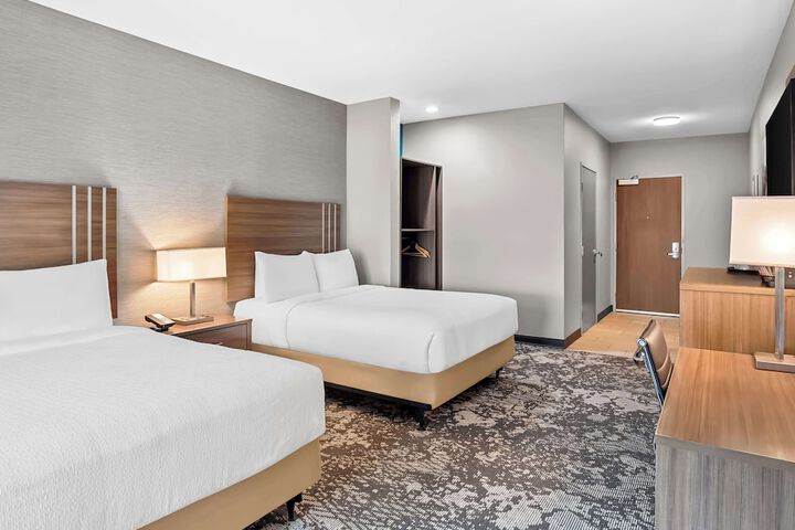 2 Queen Accessible Comm Assist Bathtub Microwave, Refrigerator WiFi Continental Breakfast (8 of 14)