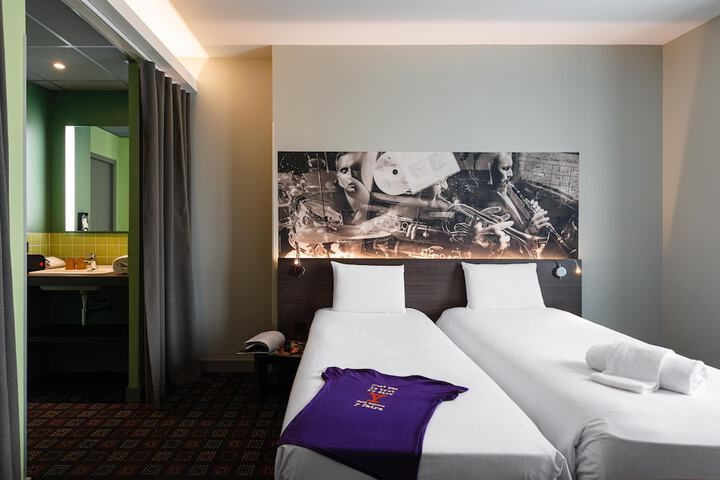 Room 9 of 127