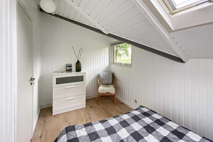 Room 2 of 25
