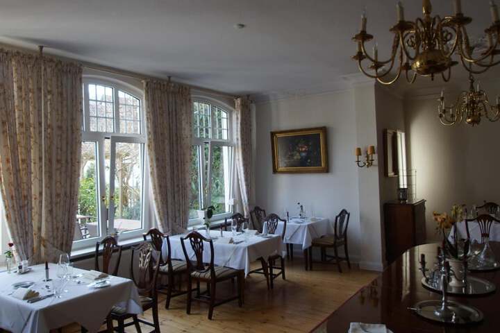 Dining 33 of 59