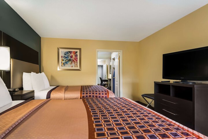 2 Queen Beds Microwave and Refrigerator WiFi Full Breakfast (2 of 15)