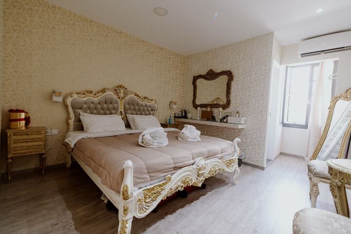Room 4 of 120