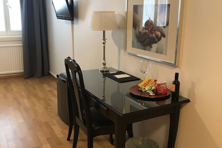 Room 10 of 38