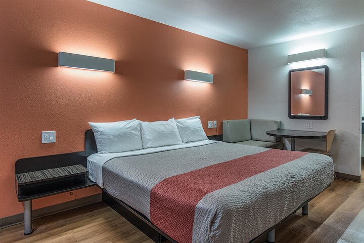 1 King Bed (1 of 11)
