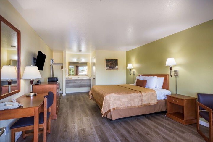 1 King Bed (3 of 8)