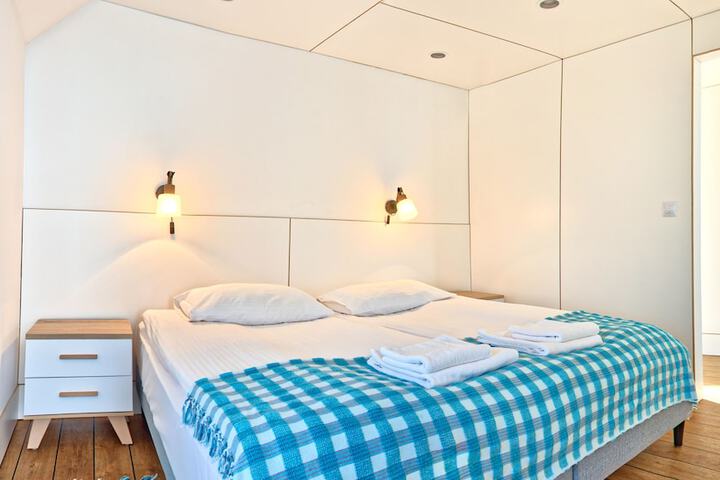 Room 45 of 210