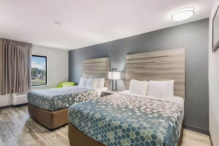 1 Queen Bed (3 of 16)