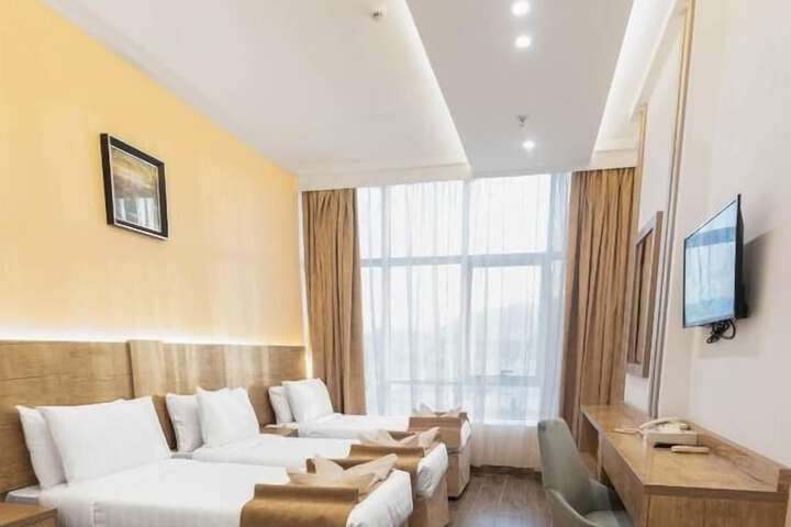 Room 6 of 28