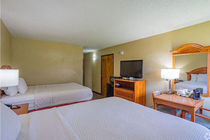 2 Queen Beds (3 of 6)