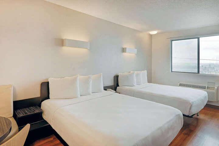 Room 13 of 36