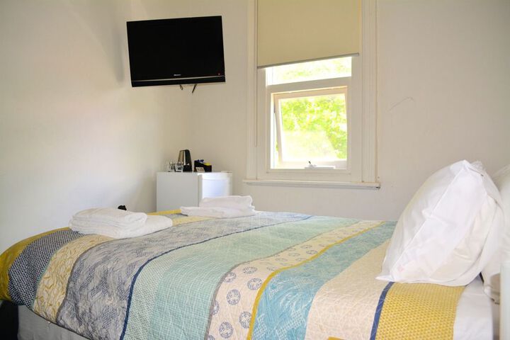 Room 4 of 28