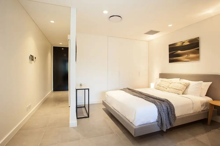 Room 2 of 10
