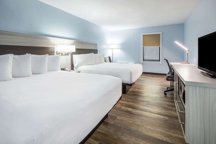 2 Queen Beds (6 of 9)