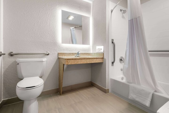 Suite Queen Bed Accessible (2 of 15)