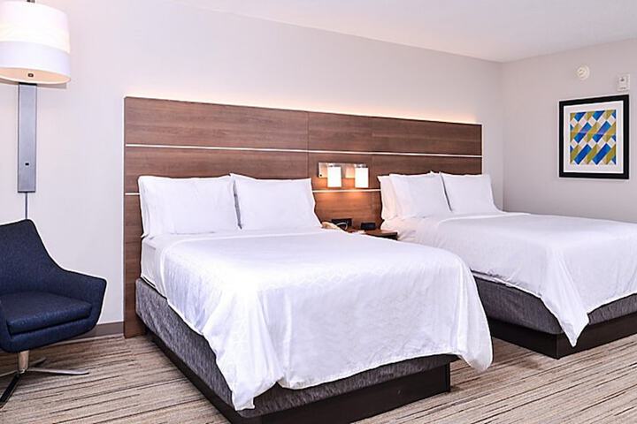 2 Queen Beds (10 of 12)
