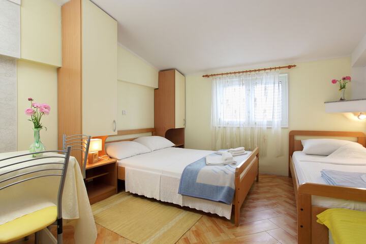 Room 6 of 32