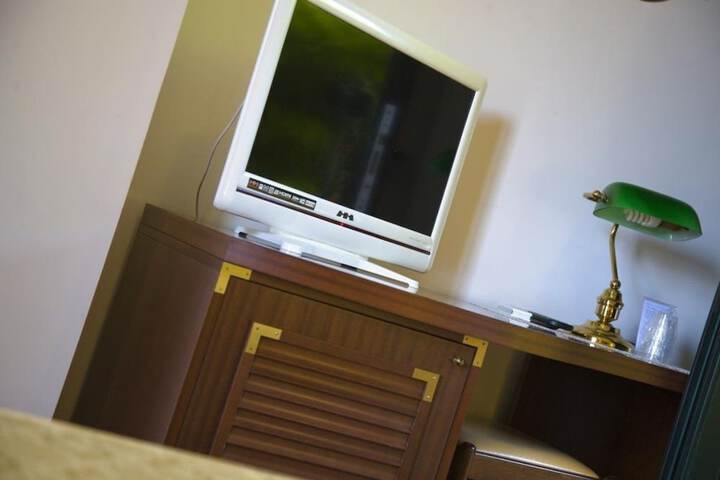 Room 9 of 38