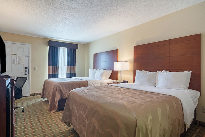2 Queen Beds (8 of 9)