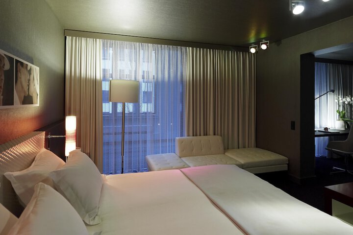 Room 44 of 215