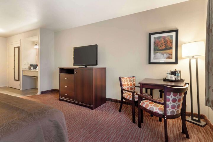 2 Queen Beds High Speed Internet Accessible First Floor Pet Friendly Room Coffee Maker Shower Only Full Breakfast (11 of 27)