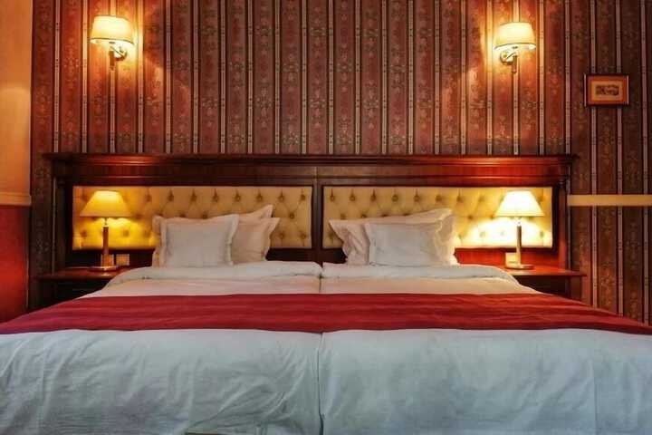 Room 5 of 8