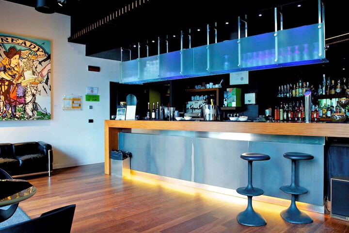 Lounge 44 of 53