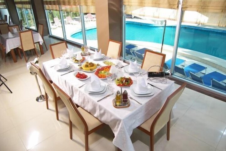 Dining 16 of 35