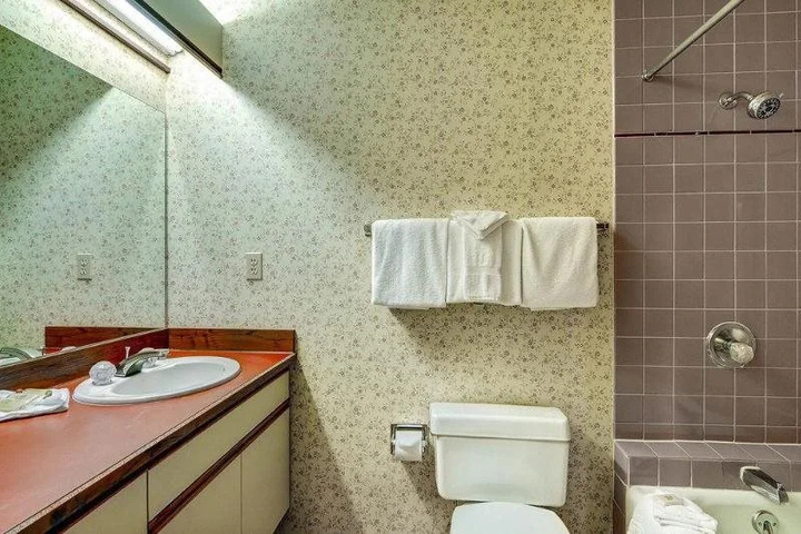 Room 7 of 16